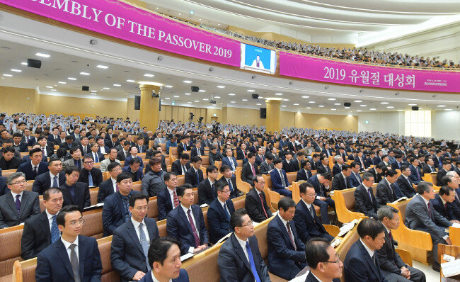 유월절 대성회에 참여한 하나님의 교회 신자들이 설교를 경청하고 있다.