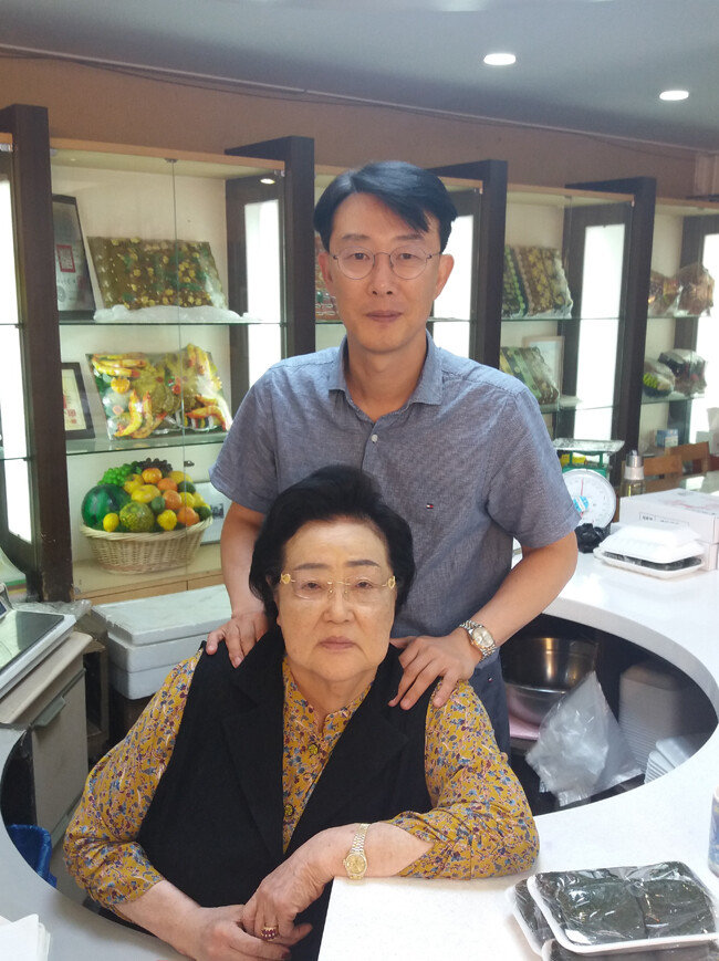  6월 12일 ‘낙원떡집’(종로구 인사동)을 꾸려가는 3대 사장 이광순 씨(앞)와 아들인 4대 사장 김승모 씨입니다. [사진 김우정 기자]