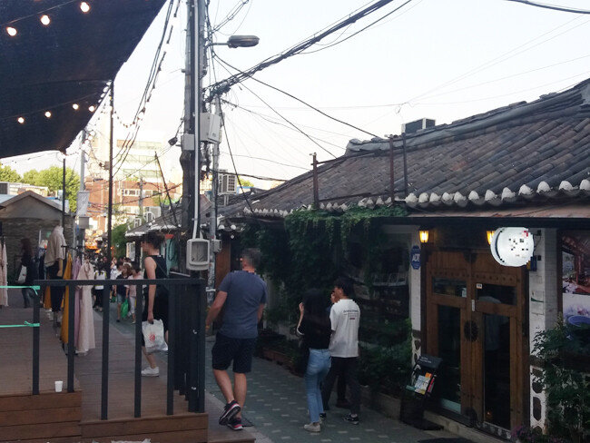 '익선동 골목길'은 '레트로 감성'을 찾는 사람들의 발걸음으로 북적입니다. [김우정 기자]