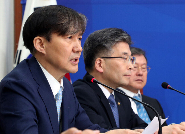 5월 20일 서울 여의도 국회에서 열린 ‘경찰개혁의 성과와 과제 협의회’에 참석한 조국 대통령민정수석비서관(맨 왼쪽)과 민갑룡 경찰청장(가운데). [장승윤 동아일보 기자]