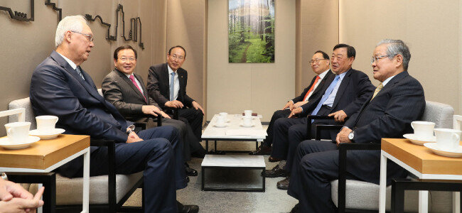 전경련은 5월 15일 전경련회관 컨퍼런스센터에서 ‘지정학 변화 속에서의 싱가포르와 한국의 기회와 도전’ 특별대담을 개최했다. 사진 왼쪽부터 시계방향으로 고촉통 싱가포르 명예선임장관, 박인구 동원그룹 부회장, 최운열 더불어민주당 의원, 이영관 도레이첨단소재 회장, 이희범 LG상사 고문, 권태신 전경련 부회장. 