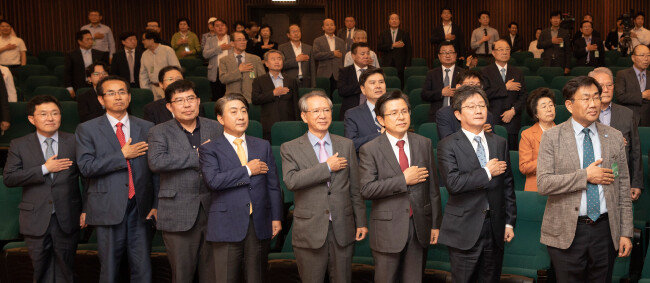 6월 10일 서울 여의도 국회도서관에서 열린 ‘평등의 역습’ 북콘서트 행사장에서 참석자들이 국민의례를 하고 있다. [박해윤 기자]