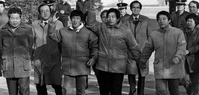 1988년 12월 21일 장기표 대표(앞줄 왼쪽에서 네번째)가 시국사범들과 함께 공주교도소를 출소하면서 ‘5공비리 청산’을 외치고 있다. [동아DB]