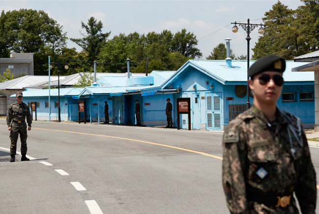 군사분계선(MDL)을 따라 동서 방향으로 놓인 회의실 앞을 비무장한 군인이 지나고 있다. [홍중식 기자]