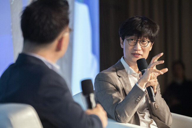 6월 18일 서울 종로구 포시즌스호텔에서 열린 ‘디지털 G2 시대, 우리의 선택과 미래 경쟁력’ 심포지엄에서 이해진 네이버 GIO(오른쪽)가 김도현 국민대 경영학부 교수와 대담하고 있다. [네이버]