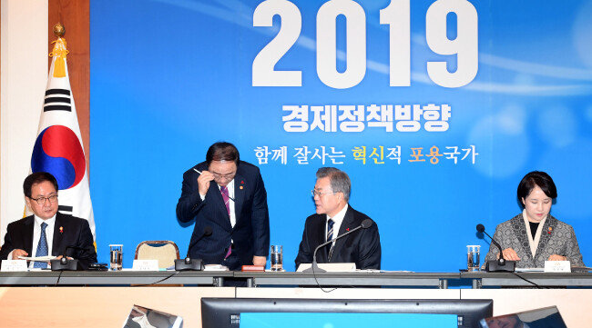 홍남기 경제부총리 겸 기획재정부 장관이 2018년 12월 17일 청와대에서 문재인 대통령이 참석한 가운데 열린 확대경제회의에서 2019년 경제정책방향을 발표한 후 자리로 돌아와 앉고 있다. [청와대 사진기자단]