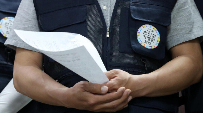 2018년 7월 16일 편의점주들이 서울 성북구 전국편의점가맹점협회 사무실에서 기자회견을 통해 최저임금 인상 공동대응책을 발표하고 있다. [뉴시스]