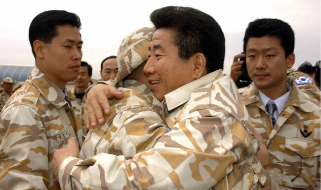 2004년 12월 8일 이라크 자이툰 부대를 방문한 노무현 당시 대통령에게 한 사병이 달려와 포옹하고 있다. [박경모 동아일보 기자]
