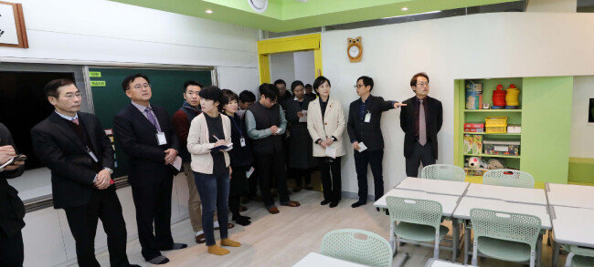 유은혜 교육부 장관(오른쪽에서 세 번째)과 조희연 서울교육감이 1월 9일 서울 강동구에 위치한 공간혁신 학교인 천일초를 방문해 학교 관계자로부터 시설에 대한 내용을 듣고 있다. [뉴시스]