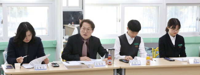 조희연 서울시교육감이 2월 11일 서울 서초구 서초중학교를 방문해 ‘소통과 협력을 통한 혁신학교운영 내실화’를 주제로 교직원, 학부모, 학생, 박경미 국회의원 등과 의견을 나누고 있다. [서울시교육청 제공]