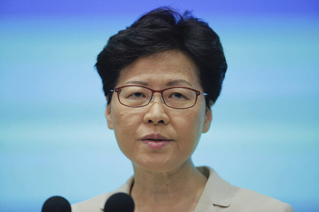6월 18일 홍콩 정부 청사에서 캐리 람(Carrie Lam) 홍콩 행정장관이 기자 회견을 열고 '범죄인 인도 법안' 추진을 둘러 싼 사회 혼란에 사과 의사를 밝히고 있다. [AP/뉴시스]