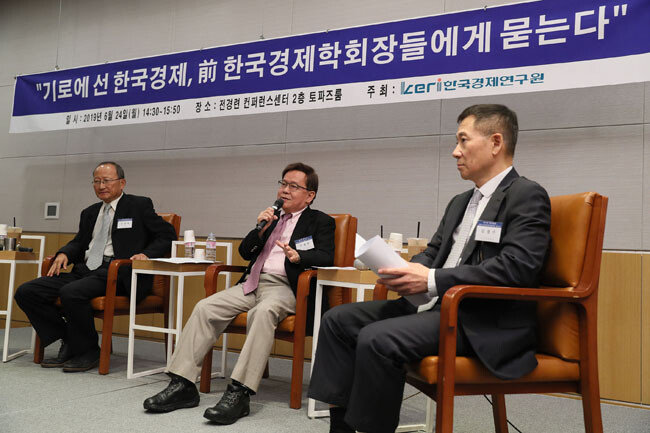 한국경제연구원은 6월 24일 서울 영등포구 전경련회관에서 ‘기로에 선 한국경제, 前 한국경제학회장들에게 묻는다’ 특별좌담회를 개최했다. 사진 왼쪽부터 조장옥 서강대 명예교수,구정모 CTBC 비즈니스스쿨 석좌교수, 김경수 성균관대 명예교수. [전경련 제공]