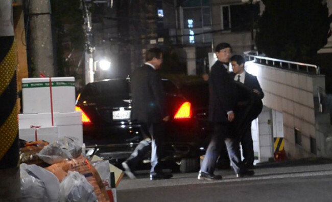 양정철 민주연구원장(가운데)이 5월 21일 서울 강남구 한 한정식집에서 서훈 국정원장(왼쪽)과 함께 나오고 있다. [더팩트 제공]