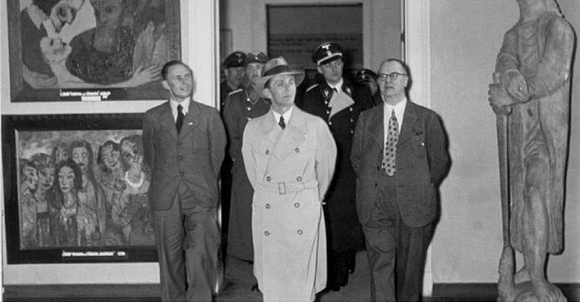 1938년 독일 뮌헨에서 열린 퇴폐미술전 당시 요제프 괴벨스(가운데), [German Federal Archives]