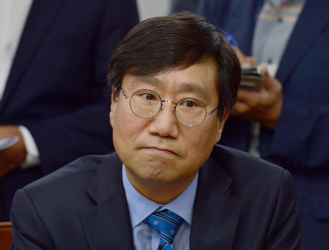 6월 10일 양정철 더불어민주당 민주연구원장이 경남 창원시  경남도청에서 김경수 경남도지사와 만나면서 잠시 생각에 잠겨 있다. [뉴시스]
