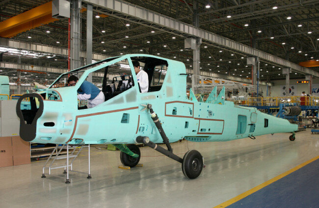 AH-64 아파치 헬기 동체.