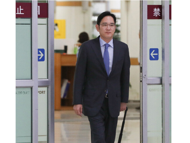 이재용 삼성전자 부회장이 일본 출장을 마치고 7월 12일 서울 강서구 김포국제공항에 도착하고 있다. [뉴스1]