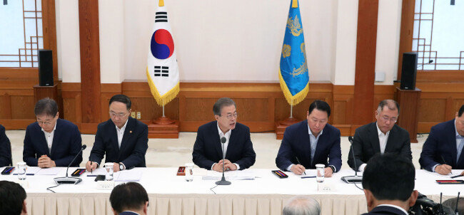 문재인 대통령이 7월 10일 청와대 충무실에서 열린 ‘경제계 주요인사 초청 간담회’에 참석해 일본의 반도체 관련 수출 규제 대응 방안을 논의하고 있다. [뉴시스]