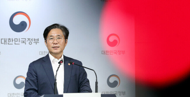 박태성 산업통상자원부 무역투자실장이 7월 11일 정부세종청사에서 일본 측이 제기한 일본산 불화수소의 북한 유출 의혹에 대해 일본산 불화수소가 북한을 포함한 유엔 안보리 결의 제재 대상국으로 유출된 어떤 증거도 발견되지 않았다고 밝히고 있다. [뉴시스]