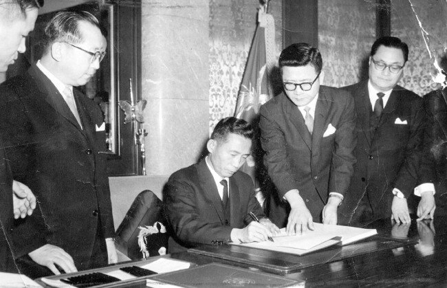 1965년 6월 22일 한일협정 문서에 서명하는 박정희 당시 대통령. [동아일보]