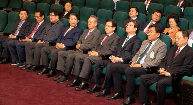 6월 10일 서울 여의도 국회도서관에서 열린 ‘평등의 역습’ 북콘서트 행사에 참석한 황교안 자유한국당 대표(오른쪽에서 네 번째)와 유승민 바른미래당 의원(오른쪽에서 세 번째). [박해윤 기자]