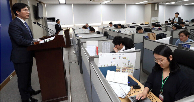 성윤모 산업통상자원부 장관이 6월 24일  정부세종청사에서 UAE 바라카 원전 정비사업 계약 내용을 밝히고 있다. [뉴시스]