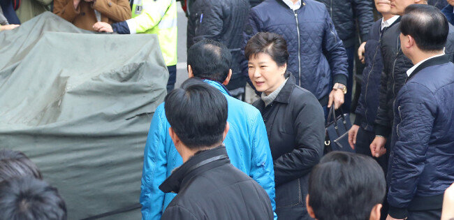 박근혜 대통령이 2016년 12월 1일 대형 화재로 큰 피해를 본 대구 서문시장을 방문해 김영오 서문시장 상인회장과 함께 피해 현장을 둘러보고 있다. [뉴시스]