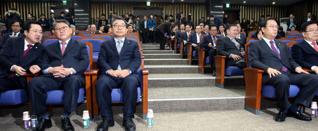 2016년 12월 2일 이정현 대표와 정진석 원내대표 등이 참석한 가운데 새누리당 의원총회가 열렸다. [최혁중 동아일보 기자]