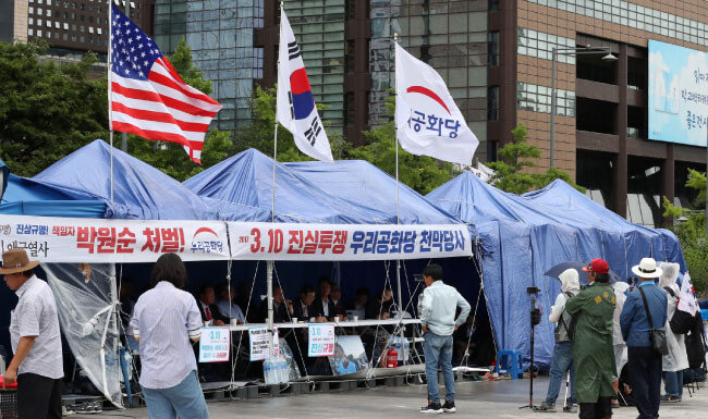 7월 11일 서울 세종대로 광화문광장에 우리공화당이 설치한 천막이 보인다. 서울시는 우리공화당에 7월 10일 오후 6시까지 광화문광장에 설치한 천막을 자진 철거하라며 2차 계고장을 보낸 바 있다. [뉴스1]