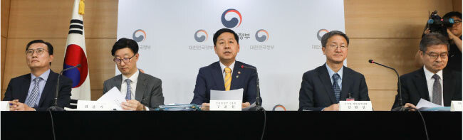 구윤철 기획재정부 2차관(가운데) 등 평가 관계자들이 6월 20일 128개 공공기관을 대상으로 한 ‘2018 공공기관 경영실적 평가’ 결과를 발표했다. [뉴스1]
