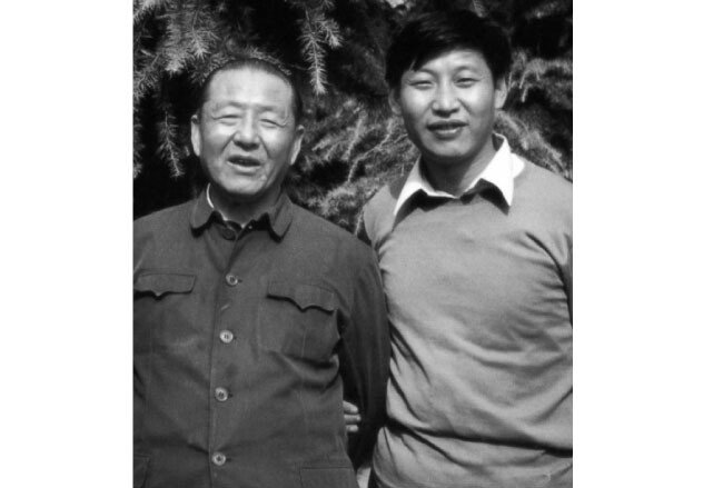 1980년대의 아버지 시중쉰과 시진핑 중국 국가주석. [지식의 숲 제공]