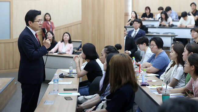 황교안 자유한국당 대표가 6월 20일 서울 용산구 숙명여대에서 ‘대한민국 청년들의 미래와 꿈'을 주제로 학생들과 대화하고 있다. 이 자리에서 황 대표는 아들의 KT 취업 관련 발언을 했다. (뉴스1)
