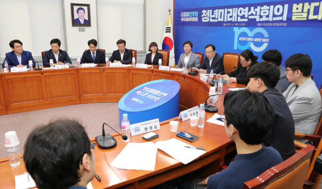 이해찬 더불어민주당 대표(가운데)가 6월 19일 서울 여의도 국회에서 열린 청년미래연석회의 발대식에서 모두 발언하고 있다. [뉴스1]
