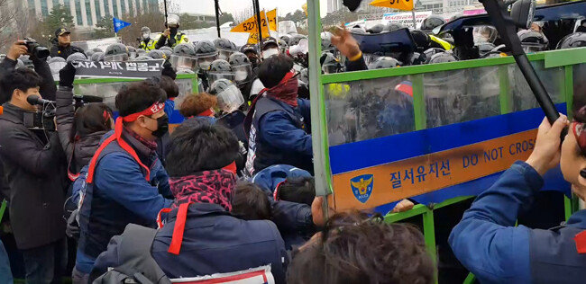 4월 3일 국회 앞에서 안전펜스를 뚫고 경찰과 대치 중인 민주노총 
노조원들. [남건우 동아일보 기자]