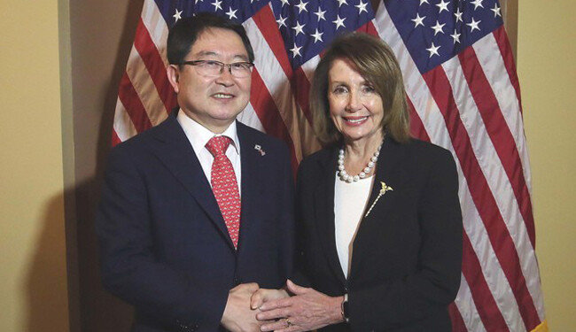 백승주 의원이 2월 12일 낸시 펠로시 미 의회 하원의장과 면담한 뒤 기념촬영을 하고 있다. [백승주의원실 제공]