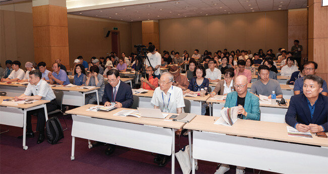 120석 규모의 세미나장에는 200여 명의 참가자가 몰려 주최 측이 간이의자를 긴급 마련했다.