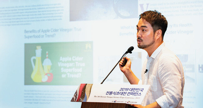 ‘요리에서 조연이던 신맛이 갑자기 주연으로 등장하게 된 이유’에 대해 발표하는 장준우 셰프.