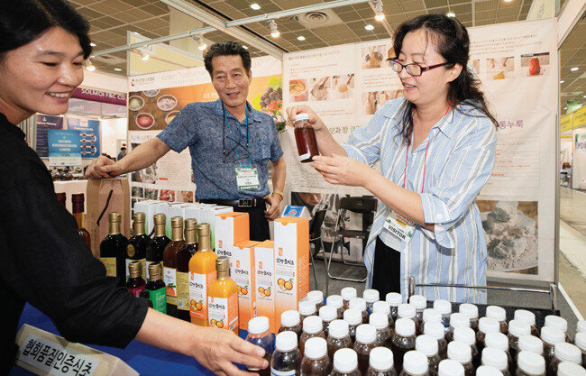 전시장에 마련된 식초협회 부스에는 식초 제조법과 음용 방법을 묻는 사람들의 발길이 이어졌다.