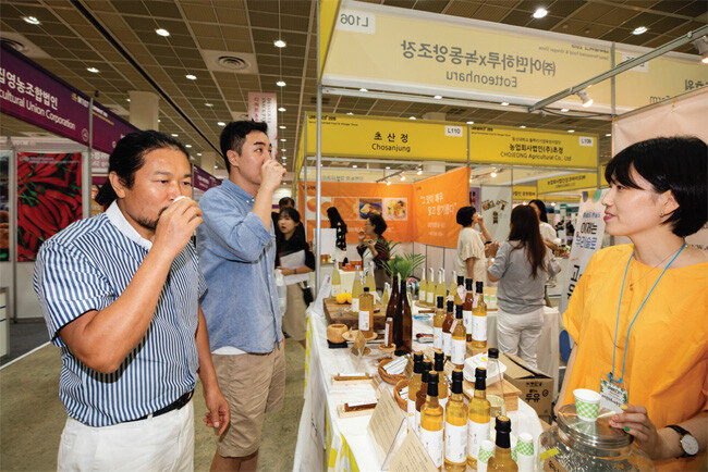 전시장에는 건강을 위해 식초를 즐기는 식초 마니아들의 발걸음이 이어졌다.