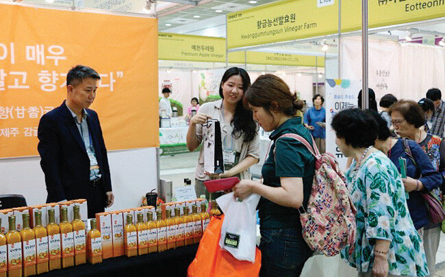 ‘초산정’ 부스에서 한상준 식초협회장 부녀(父女)가 식초를 홍보하고 있다.