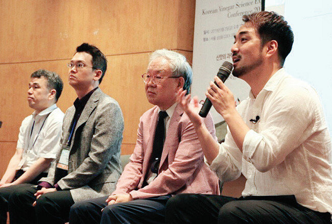 질의응답 중인 콘퍼런스 발표자들.