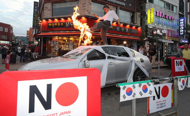 일본제 차량을 부수는 시민의 모습. [뉴스1]
