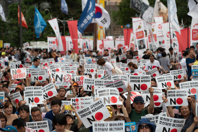 8월 3일 서울 종로구 구 일본대사관 앞에서 아베 신조 일본 총리를 규탄하는 촛불 집회가 열렸다.