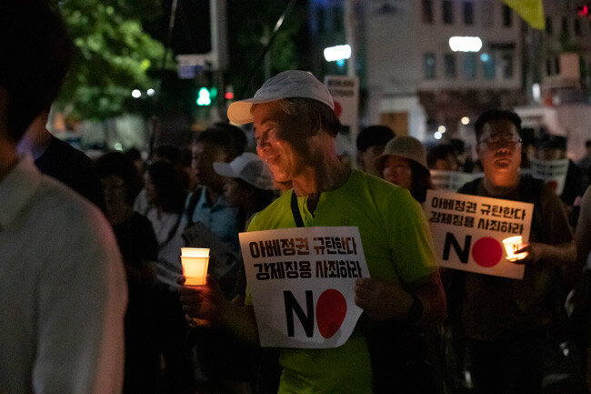 촛불을 들고 행진하는 시민들.