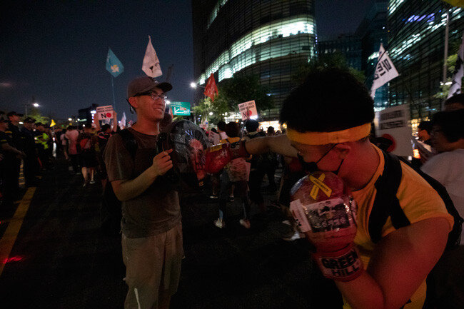 코믹한 소품을 활용해 집회에 참석한 시민들도 보인다.