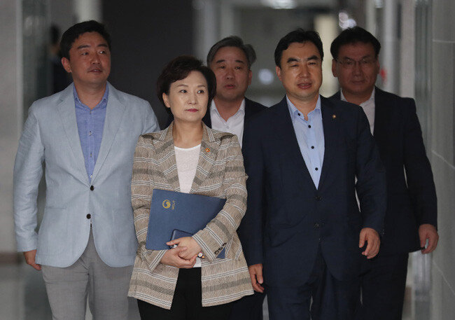 김현미 국토교통부 장관(왼쪽 두번째)과 윤관석 등 민주당 의원들이 8월 12일 서울 여의도 국회 의원회관에서 열린 민간택지 분양가 상한제 당정협의에 참석하고 있다. [뉴시스]