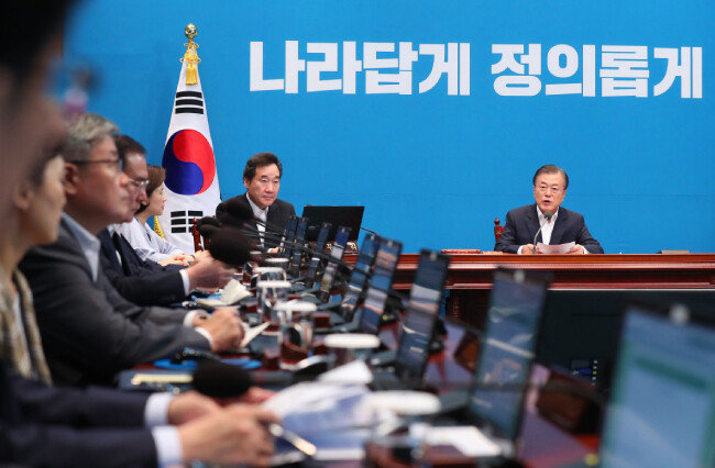 문재인 대통령이 한국을 백색국가에서 제외한 일본의 조치에 대응해 8월 2일 청와대 여민관에서 긴급 국무회의를 주재하고 있다. [뉴시스]