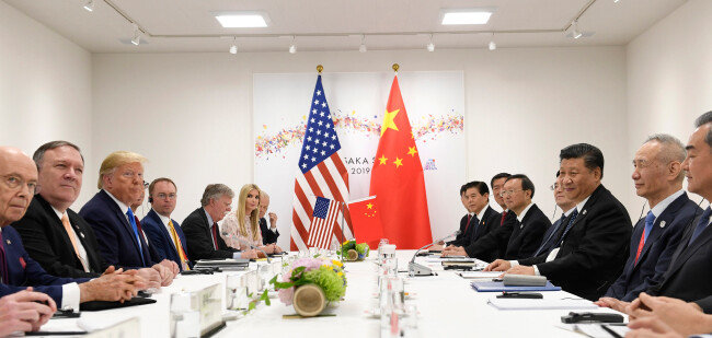 6월 29일 일본 오사카에서 열린 미·중 정상회담. 이 자리에서 도널드 트럼프 미국 대통령(왼쪽 세 번째)과 시진핑 중국 국가주석(오른쪽 세 번째)은 ‘무역전쟁 휴전’에 합의했지만 양국의 갈등은 여전히 진행 중이라는 평가가 나온다. [AP=뉴시스]