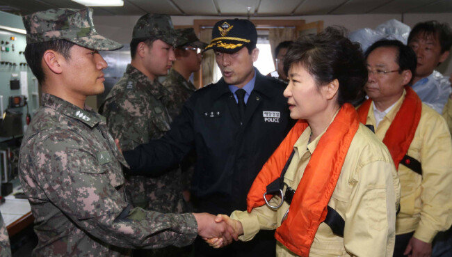 2014년 4월 17일 박근혜 대통령이 진도 앞바다에 침몰한 여객선 ‘세월호’ 사고현장을 방문해 구조 대원들을 격려하고 있다. [뉴시스]