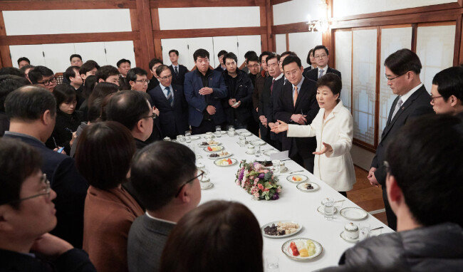 박근혜 대통령이 2017년 1월 1일 청와대 상춘재에서 출입기자단과 신년 인사를 겸한 티타임을 하고 있다. [청와대 제공]